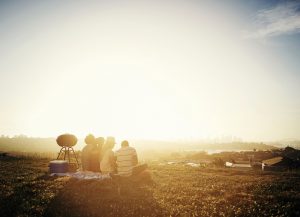 Rearview of four friends admiring the beauty of the cityscapehttp://195.154.178.81/DATA/i_collage/pu/shoots/806209.jpg