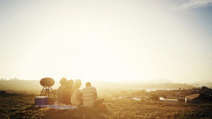 Rearview of four friends admiring the beauty of the cityscapehttp://195.154.178.81/DATA/i_collage/pu/shoots/806209.jpg